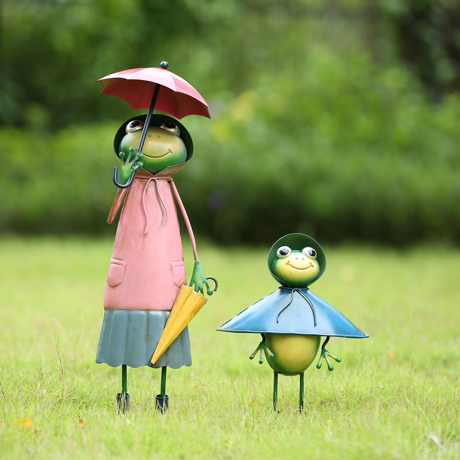 Gardener frogs are really cute as figurine - ornament, maybe as gift!