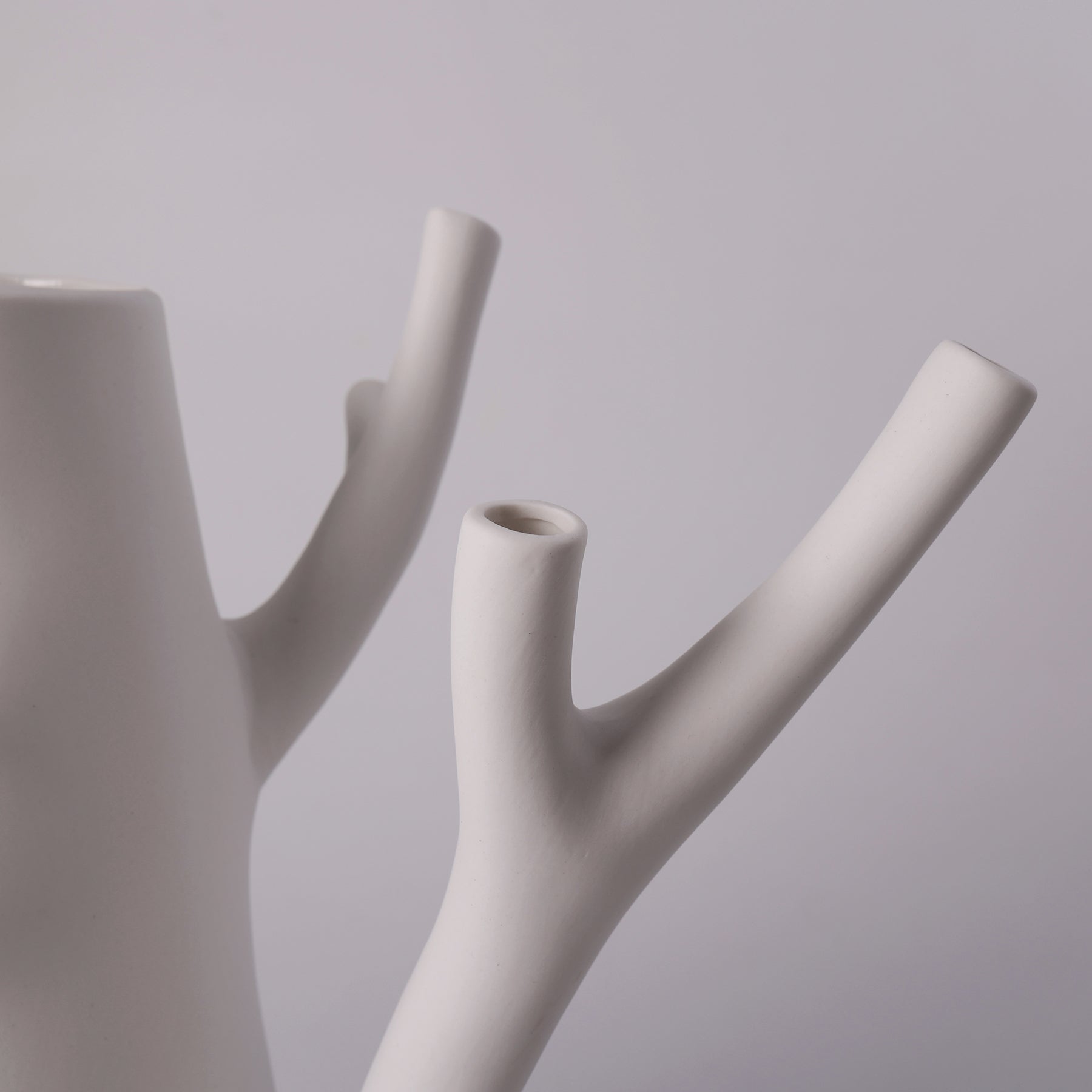 Este vaso ceramica é uma peça de escultura que vai falar com flores