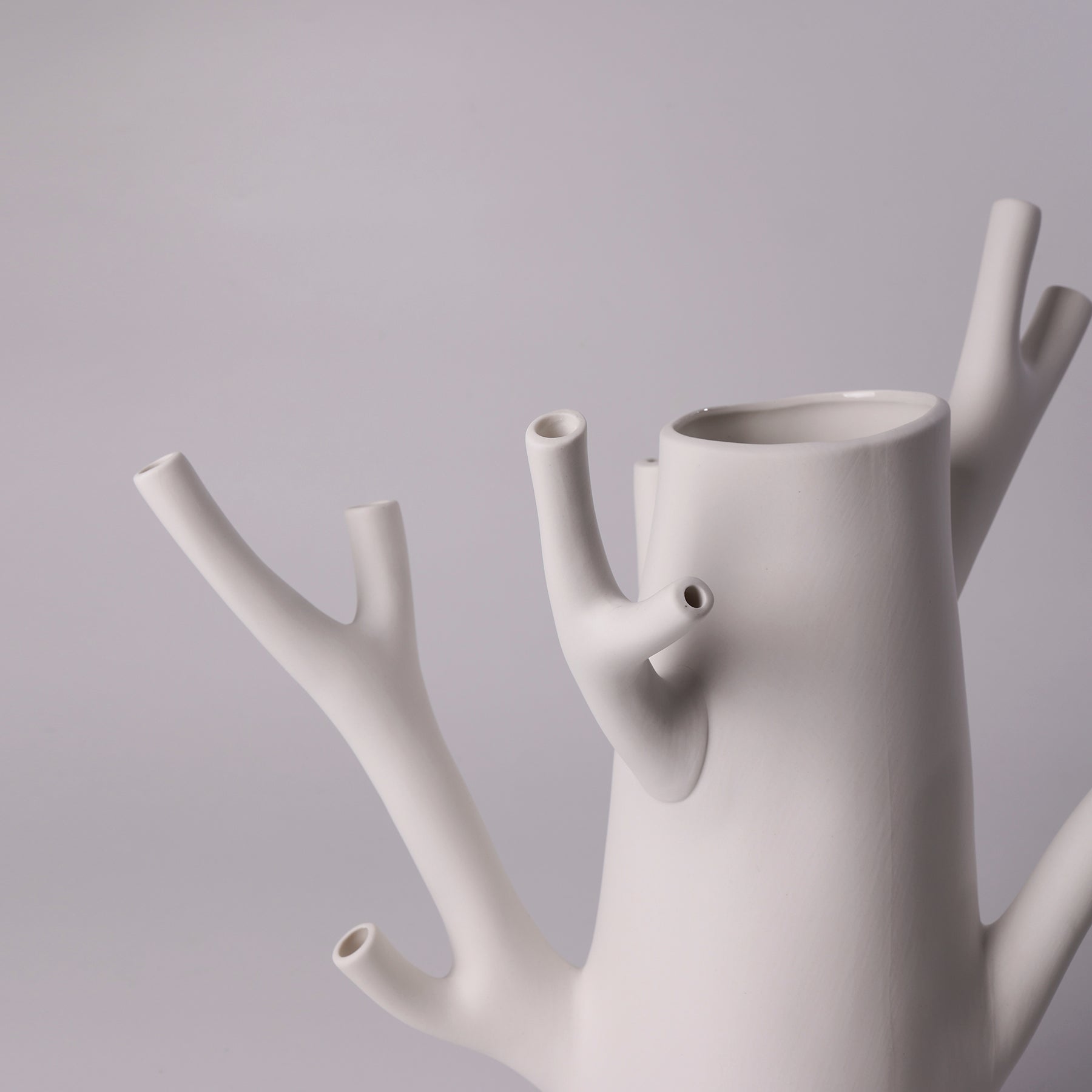 Este vaso ceramica é uma peça de escultura que vai falar com flores