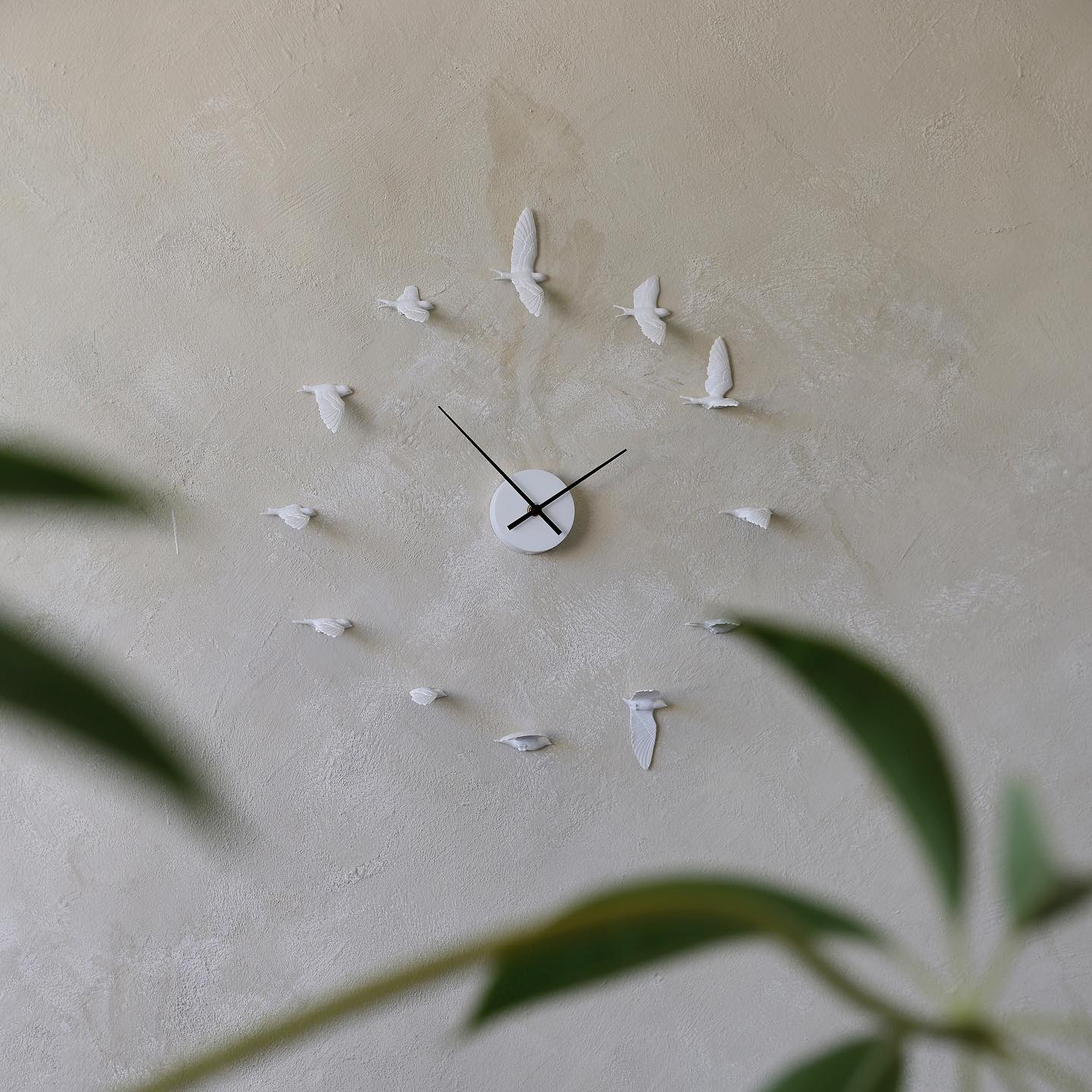 Swallow Clock: Time waits for no one, flying like a bird