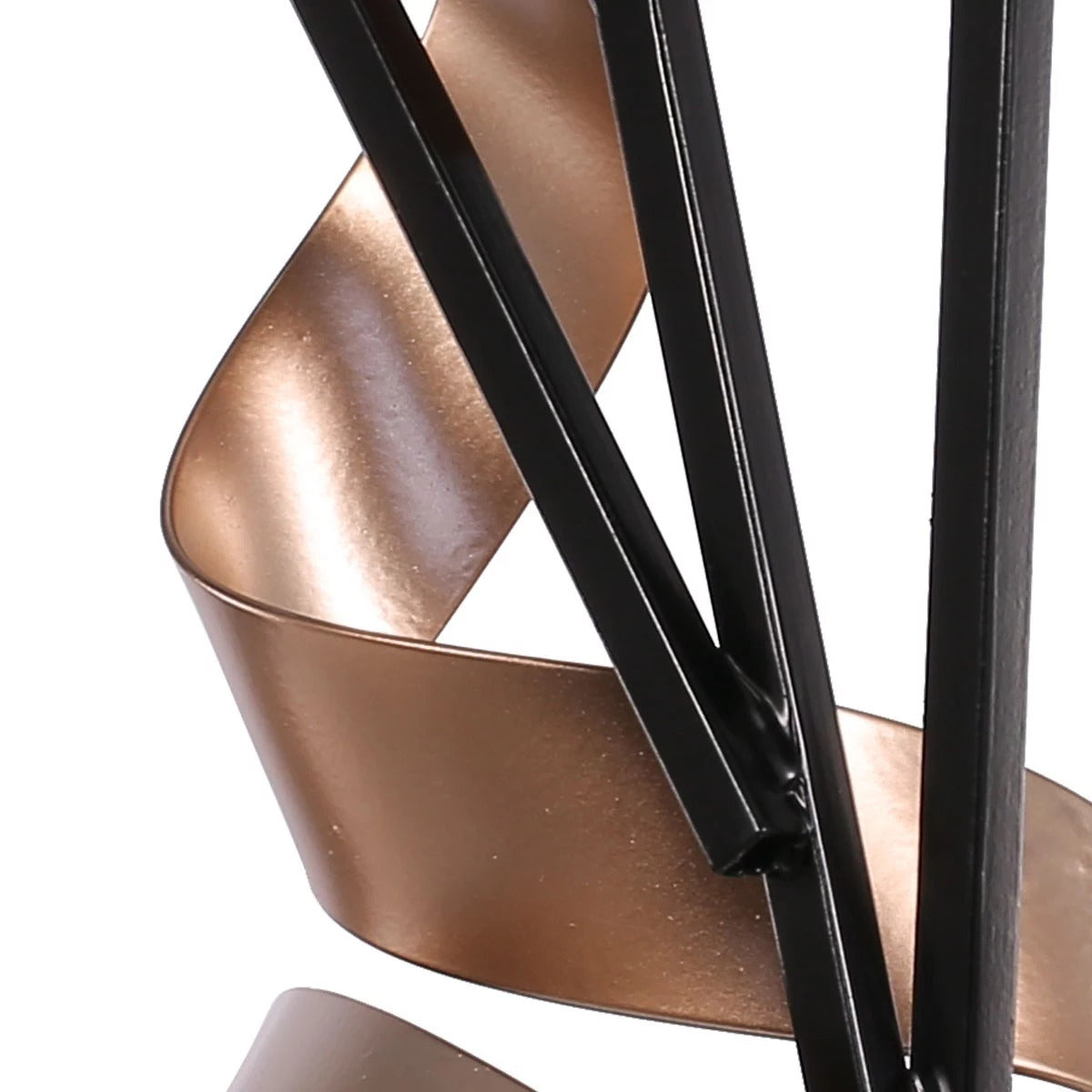 These metal sculptures are a new reflection of space and thought
