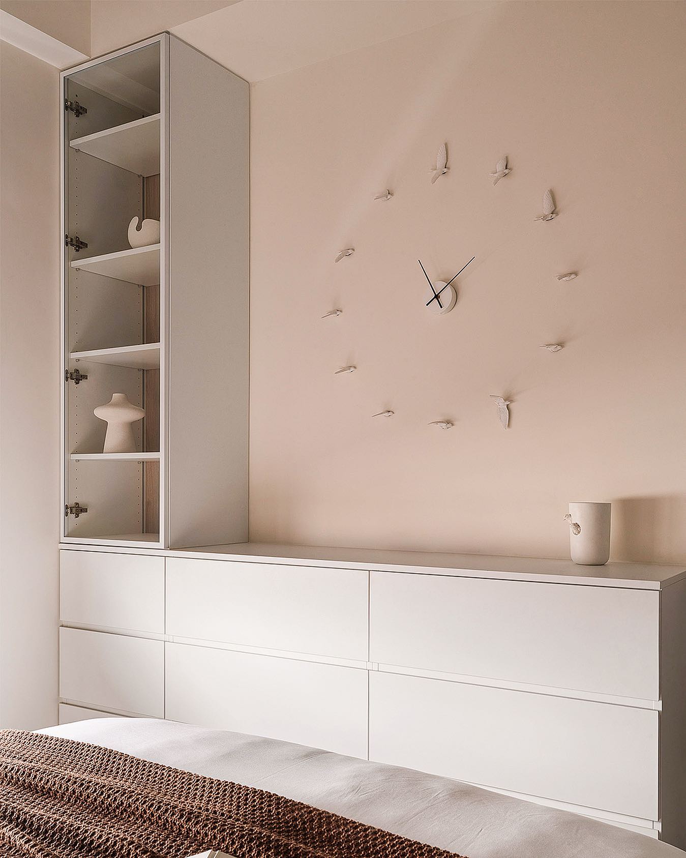 Swallow Clock: Time waits for no one, flying like a bird