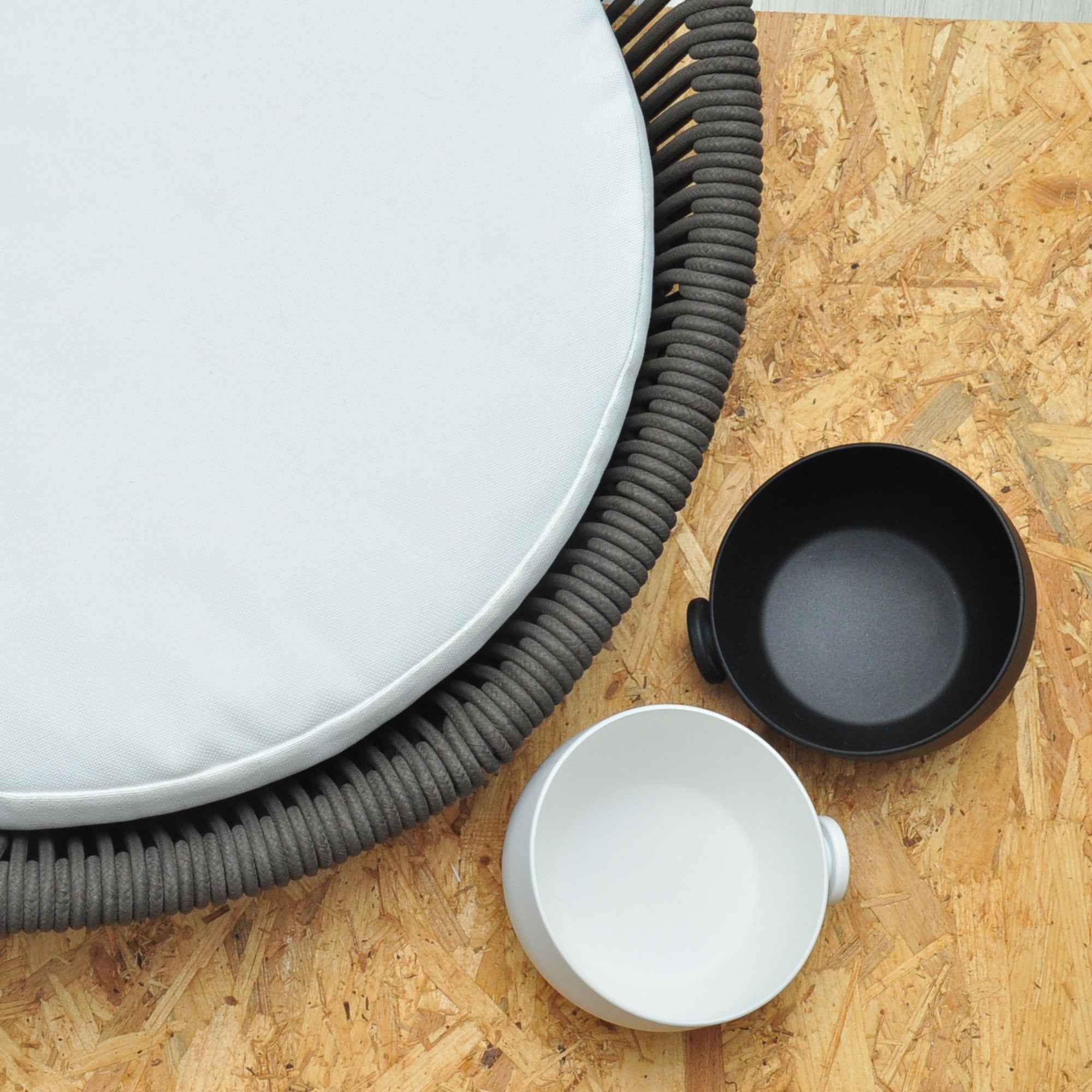 Your dog or cat will love the self-magnetic portable mobile pet bowl!