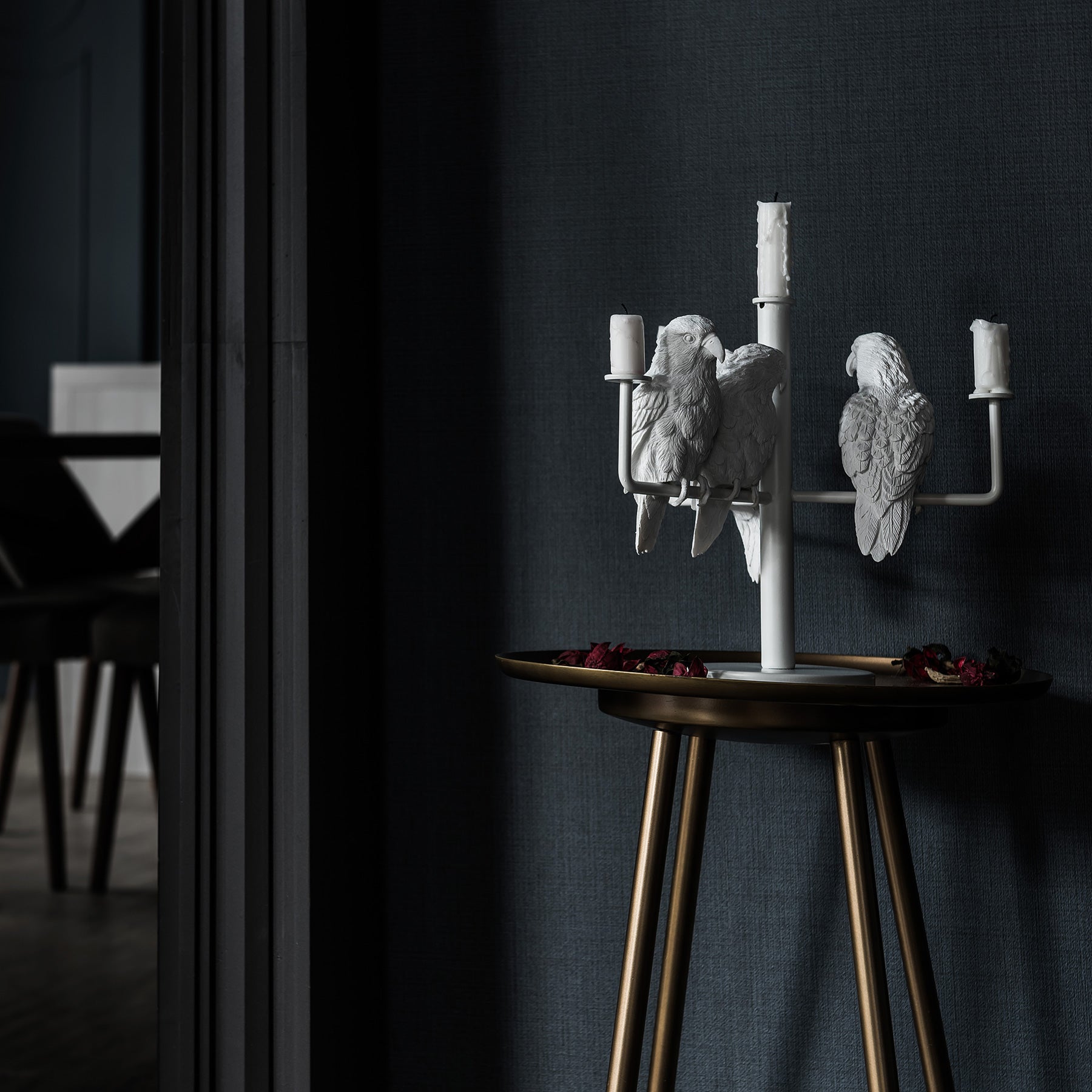 Four parrot candleholder is ready to fly for ambiance and mood