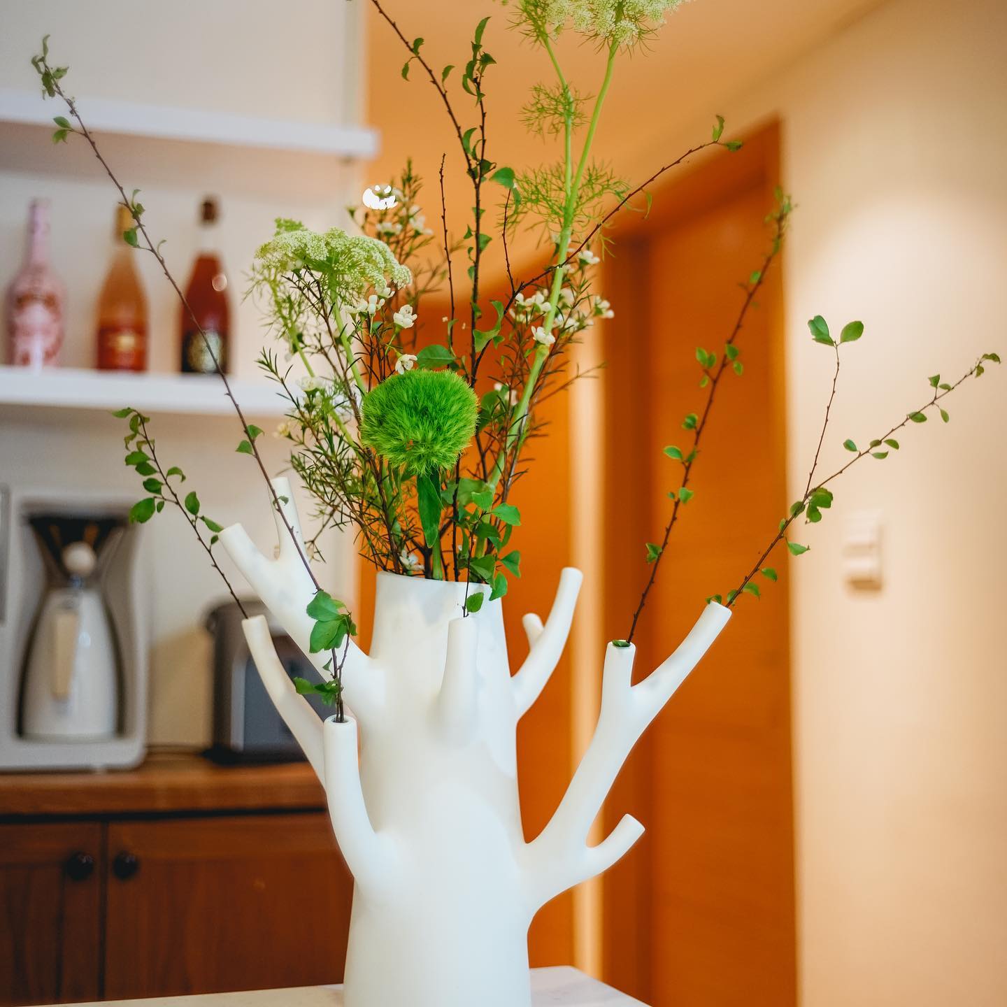 Modern Ceramic vase that is perfect for bouquets & flower arrangements