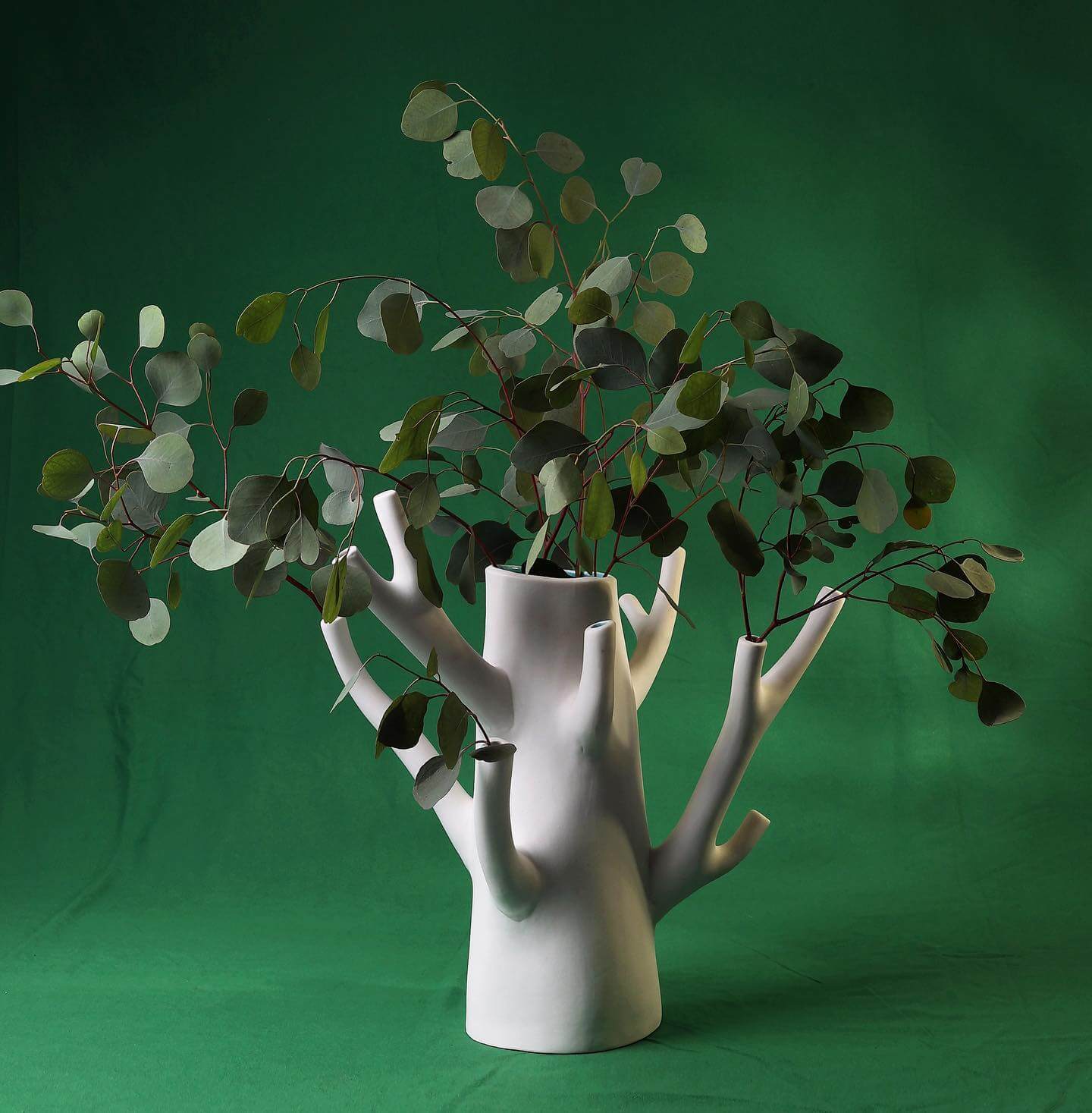 Modern Ceramic vase that is perfect for bouquets & flower arrangements