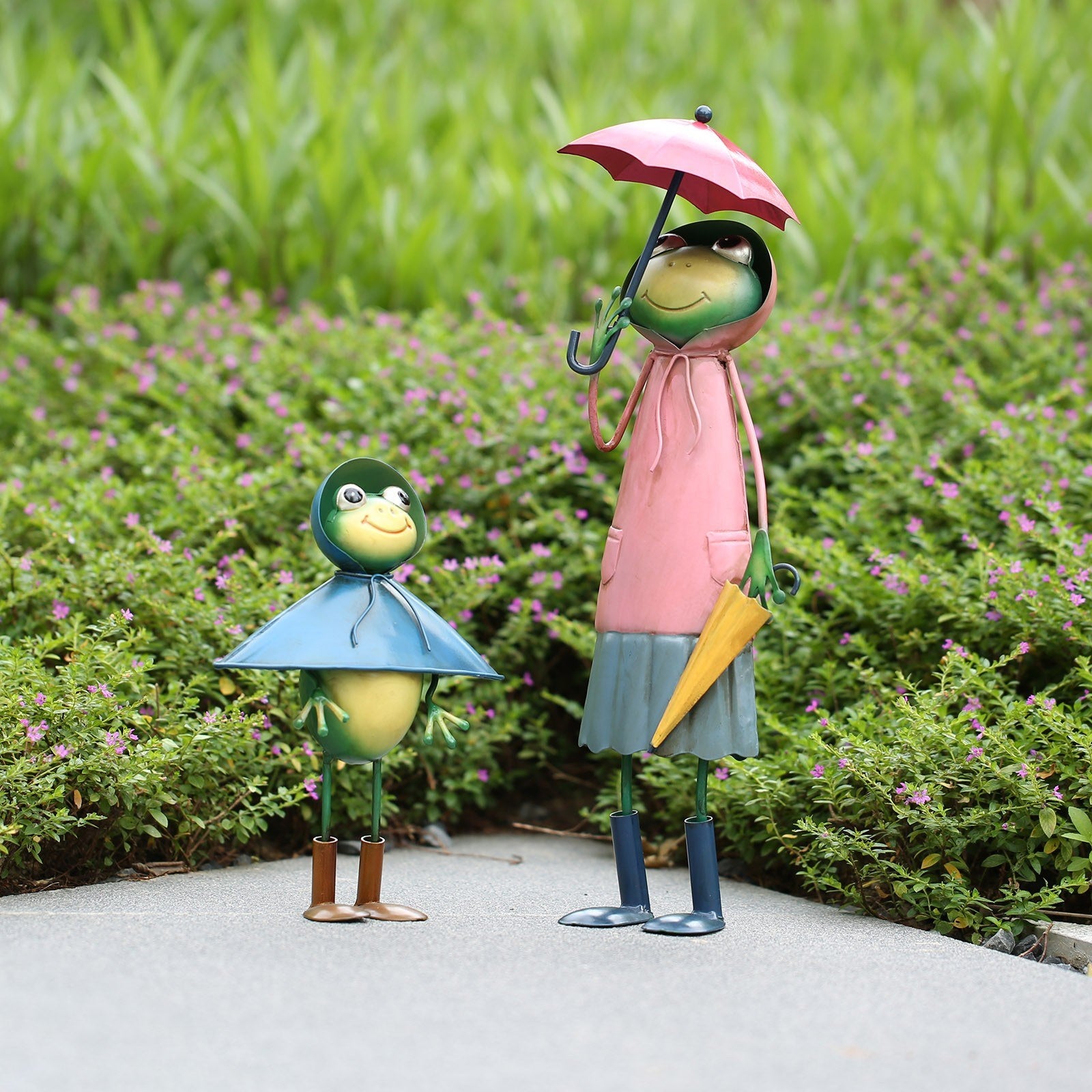 Gardener frogs are really cute as figurine - ornament, maybe as gift!