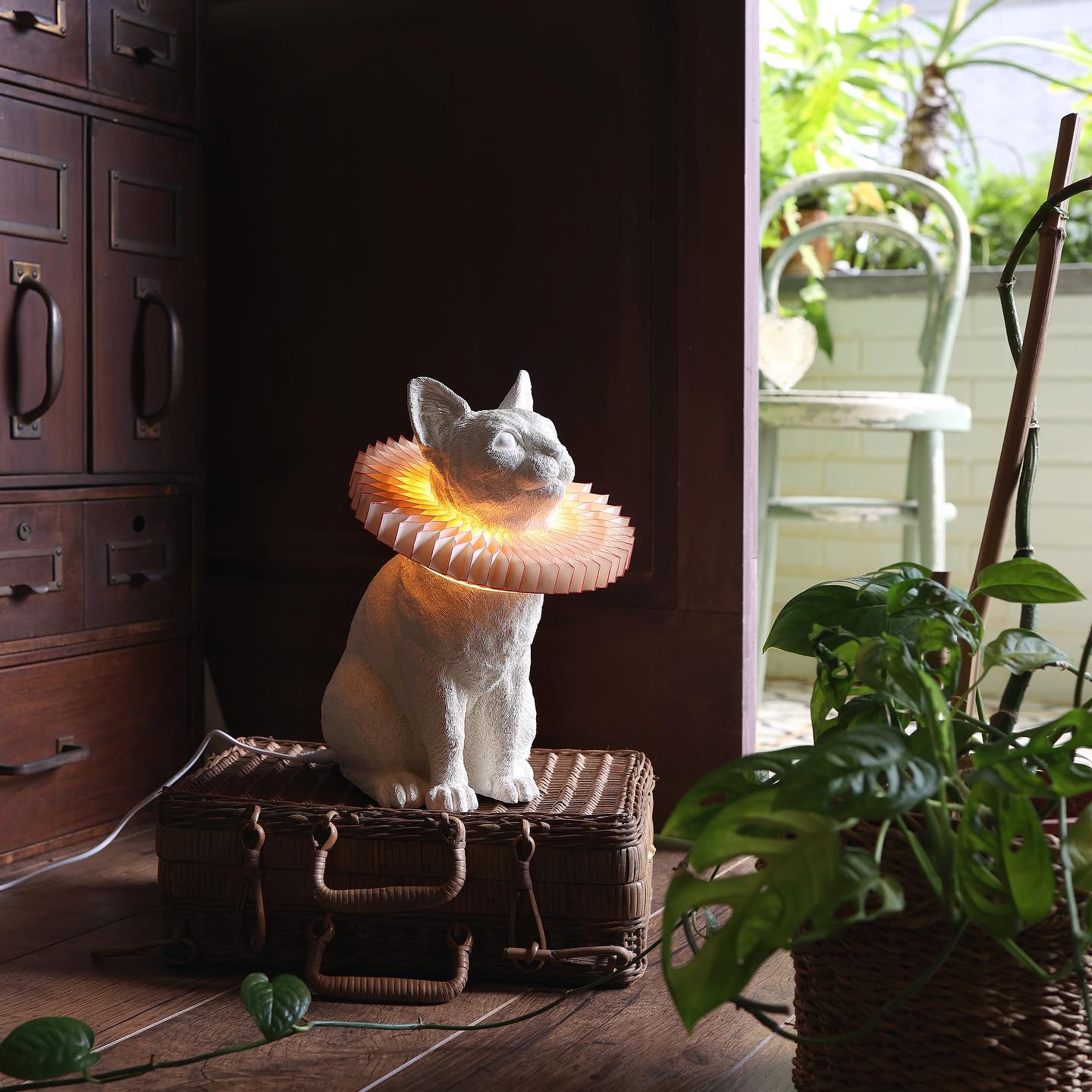 Cat Lamp echoes calmness with its decorative sculpture form!