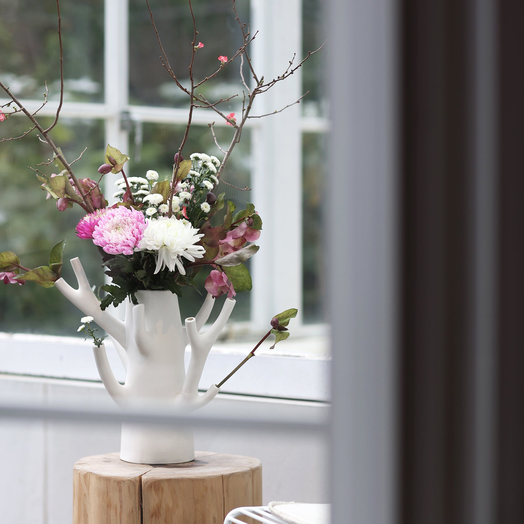 Este vaso ceramica é uma peça de escultura que vai falar com flores