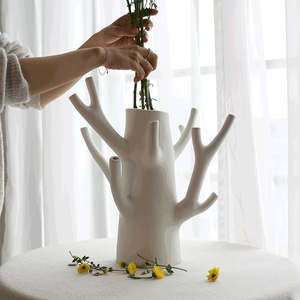 Este vaso ceramica é uma peça de escultura que vai falar com flores