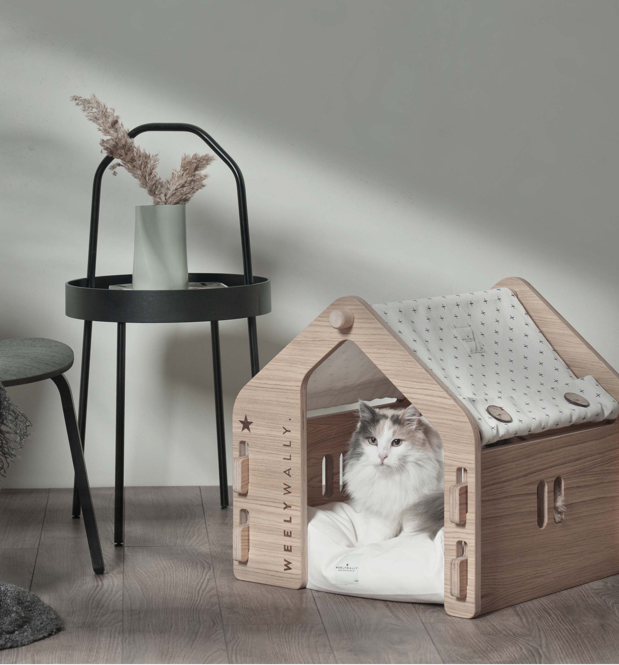 Wien, care your favorite furry friends with indoor dog & cat house bed!